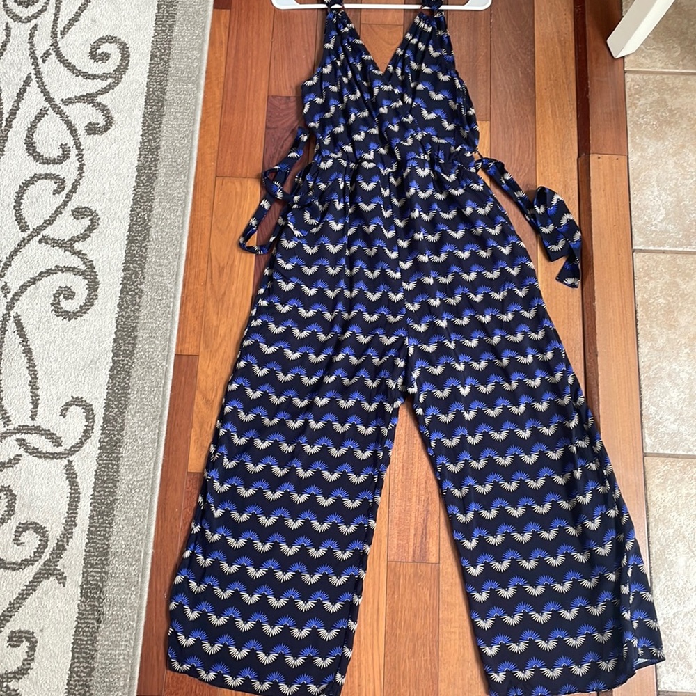 Women’s NWT Pretty Jumpsuit SIZE large